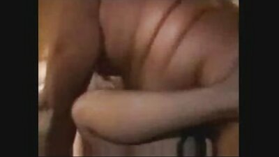 A bimbo jeung sizable tukangeun aya dina sofa, fucked di cunt nya