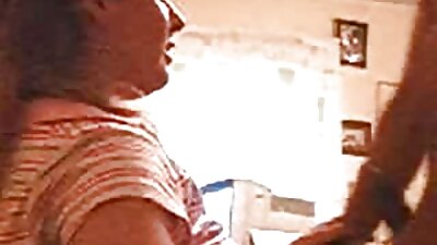A bimbo jeung payudara badag linggih dina luhureun hiji cacakan teuas